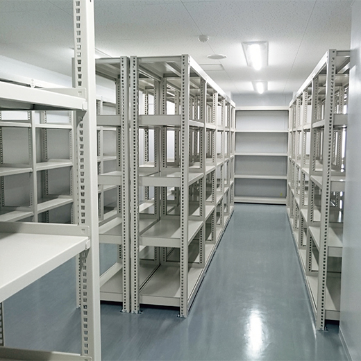 PLUS スチール物置、書庫、書類棚　グレー 3段棚付き 送料無料】 【国産】【完成品】スチール引戸書庫 2段 鍵付き 上