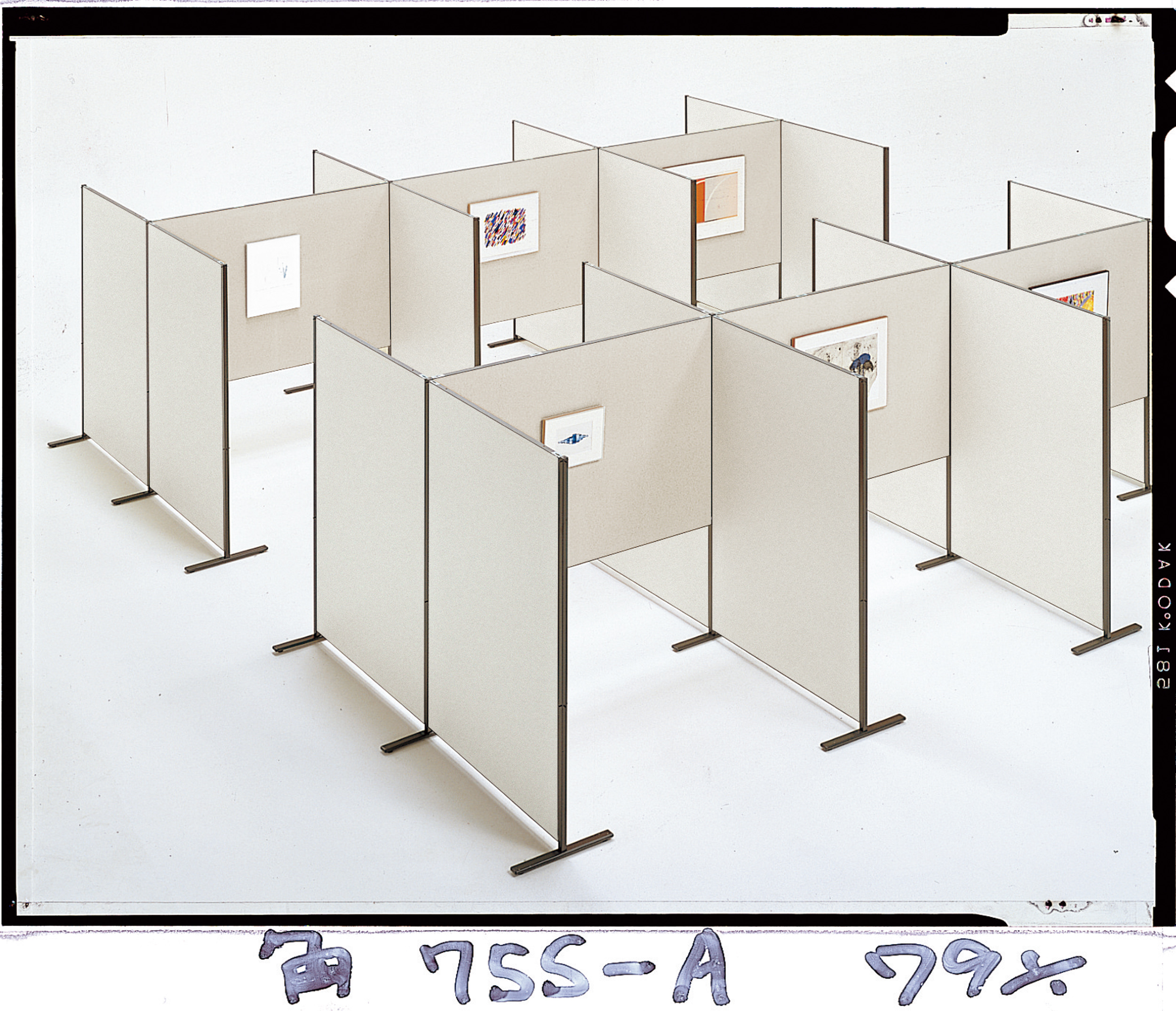 金属製装飾的3パネル間仕切り PLUS WEB CATALOG | 衝立・簡易間仕切り | 多目的パネル 両面型 | 21-000